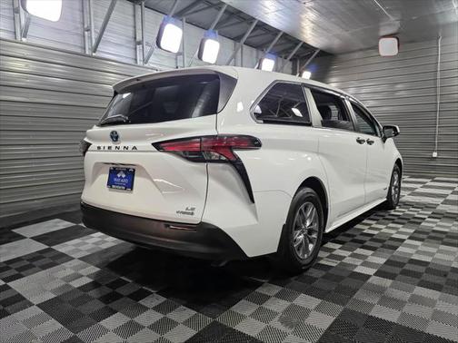 2021 Toyota Sienna LE