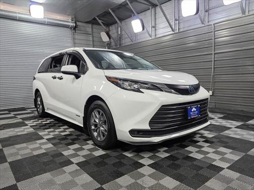 2021 Toyota Sienna LE