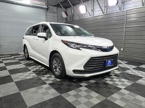 2022 Toyota Sienna LE