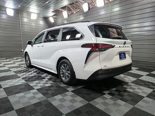 2022 Toyota Sienna LE