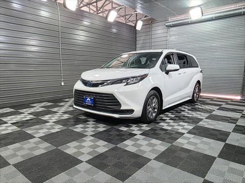 2022 Toyota Sienna LE
