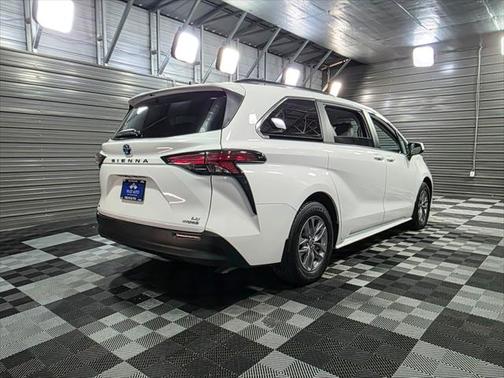 2022 Toyota Sienna LE