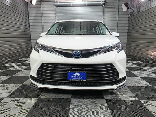 2022 Toyota Sienna LE