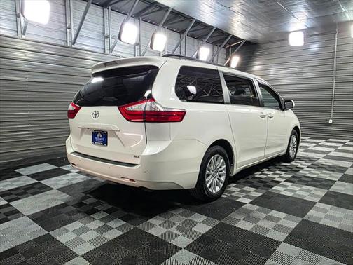 2017 Toyota Sienna XLE