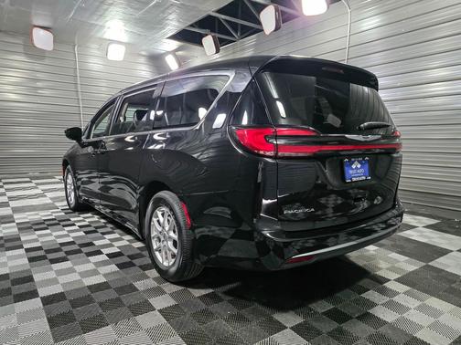 Diamond Black Crystal Pearlcoat 2024 Chrysler Pacifica Touring L