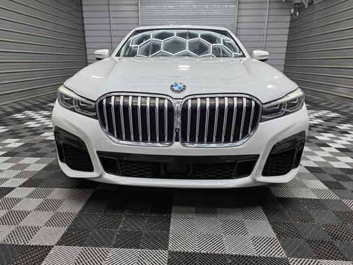 Mineral White Metallic 2021 BMW 750 i xDrive