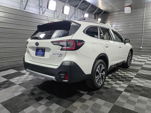 Crystal White Pearl 2022 Subaru Outback Limited XT