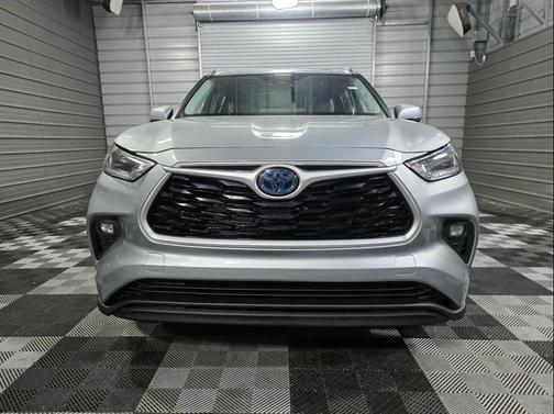 Celestial Silver Metallic 2021 Toyota Highlander Hybrid XLE