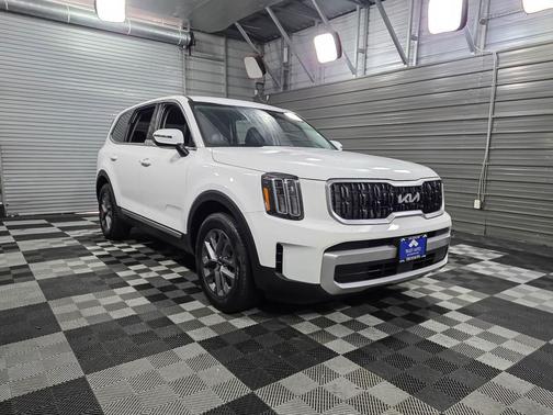 2023 Kia Telluride LX 8-Passenger SUV