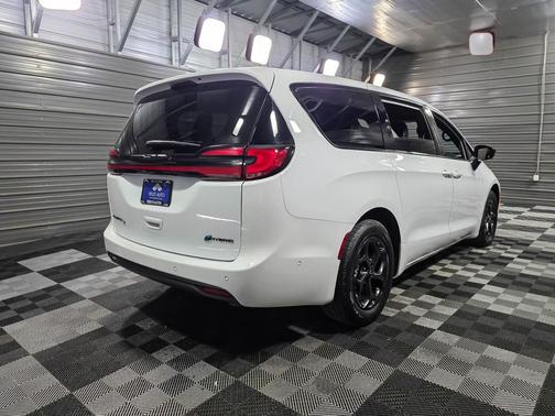 Bright White Clearcoat 2024 Chrysler Pacifica L