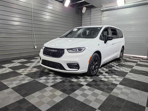 Bright White Clearcoat 2024 Chrysler Pacifica L