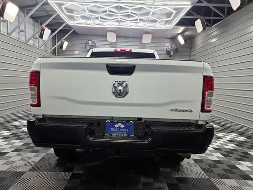 Bright White Clearcoat 2022 RAM 2500 Tradesman 4WD Crew Cab 6.4L Hemi V8 Pickup Truck