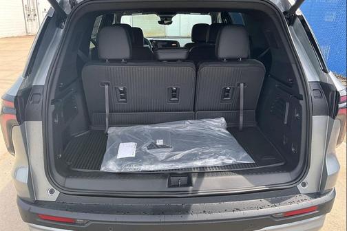 Sterling Gray Metallic 2027 Chevrolet Traverse LT