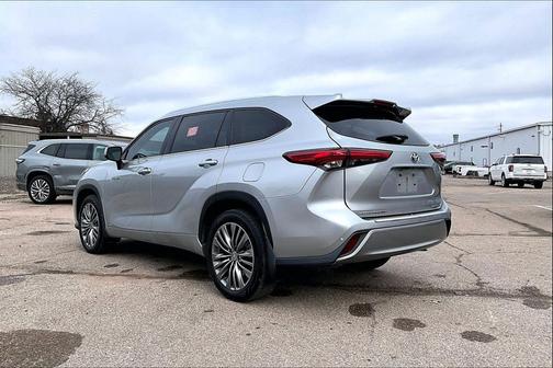 2021 Toyota Highlander Hybrid Platinum
