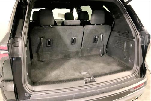 Mosaic Black Metallic 2024 Chevrolet Traverse LT