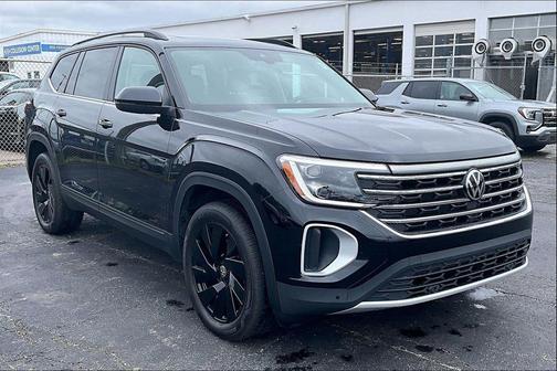 Deep Black Pearl 2026 Volkswagen Atlas 2.0T SE w/Technology 4MOTION