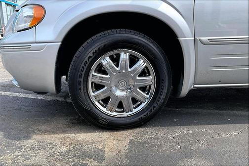 Bright Silver Metallic 2005 Chrysler Town & Country Limited