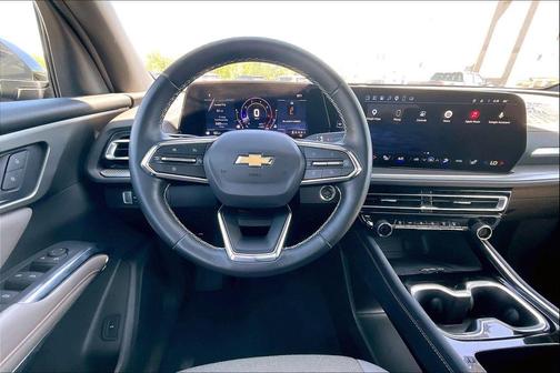 Mosaic Black Metallic 2025 Chevrolet Traverse LT