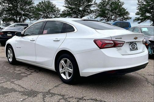 Summit White 2022 Chevrolet Malibu FWD LT