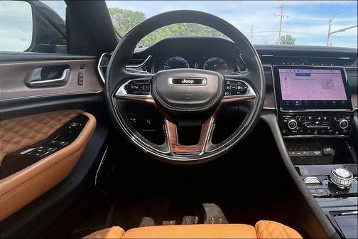 Diamond Black Crystal Pearlcoat 2022 Jeep Grand Cherokee Summit