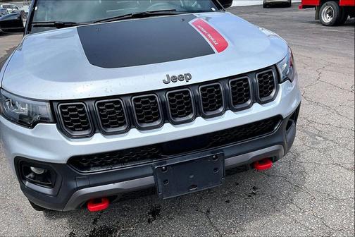 Silver Zynith Metallic Clearcoat 2025 Jeep Compass Trailhawk