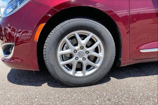 Velvet Red Pearlcoat 2020 Chrysler Pacifica Touring L