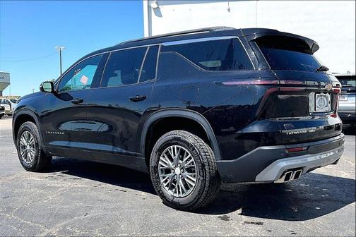 Mosaic Black Metallic 2024 Chevrolet Traverse LT