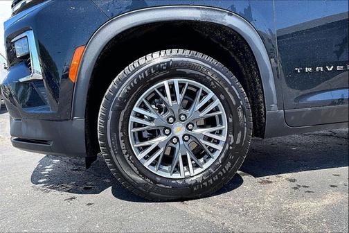 Mosaic Black Metallic 2024 Chevrolet Traverse LT
