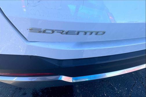 Glacial White Pearl 2024 Kia Sorento S