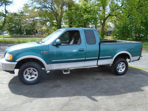 Green 1998 Ford F-150 XLT