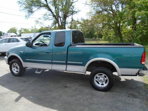 Green 1998 Ford F-150 XLT