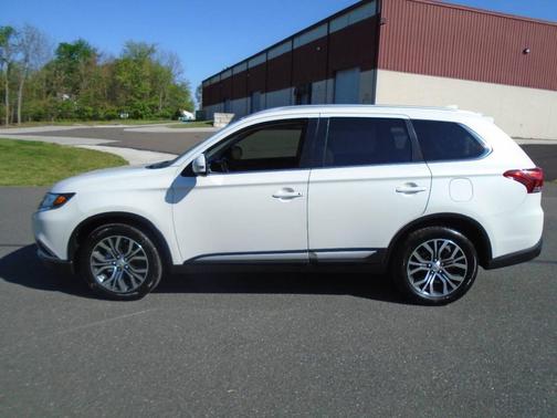 White 2017 Mitsubishi Outlander SEL