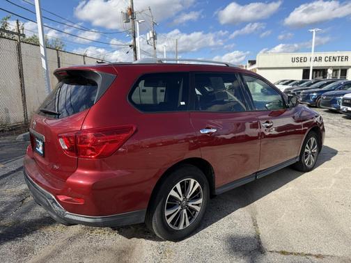 2017 Nissan Pathfinder SV