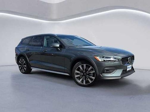 Forest Lake 2026 Volvo V60 Cross Country Ultra