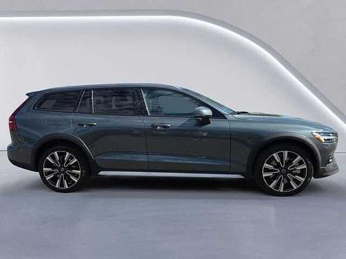 Forest Lake 2026 Volvo V60 Cross Country Ultra