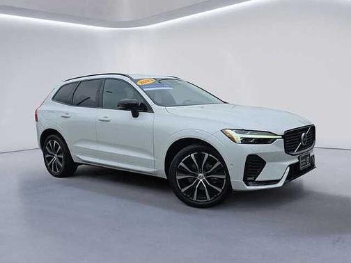 Crystal White 2023 Volvo XC60 Plus
