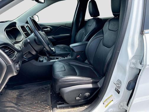Bright White Clearcoat 2021 Jeep Cherokee Limited