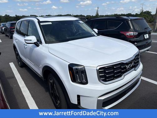 Glacial White Pearl 2024 Kia Telluride S