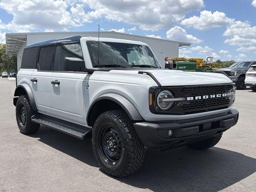 Avalanche Gray 2026 Ford Bronco Outer Banks
