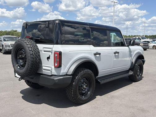 Avalanche Gray 2026 Ford Bronco Outer Banks