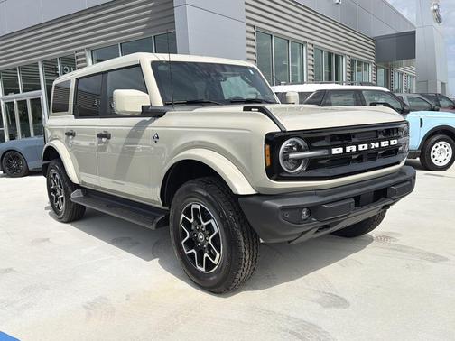 Desert Sand 2026 Ford Bronco Outer Banks
