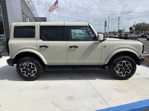 Desert Sand 2026 Ford Bronco Outer Banks