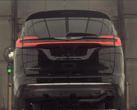 Diamond Black Crystal Pearlcoat 2026 Chrysler Pacifica L