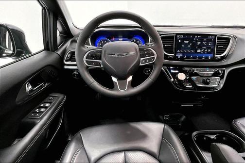 Diamond Black Crystal Pearlcoat 2026 Chrysler Pacifica L