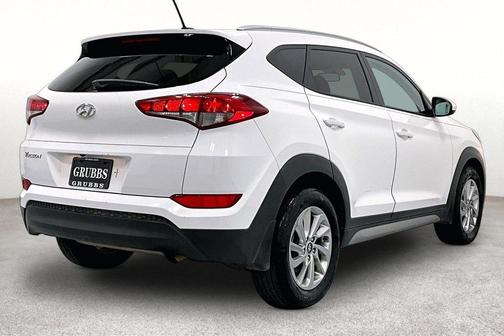 Dazzling White 2017 Hyundai TUCSON SE