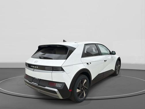 Atlas White 2026 Hyundai IONIQ 5 SE