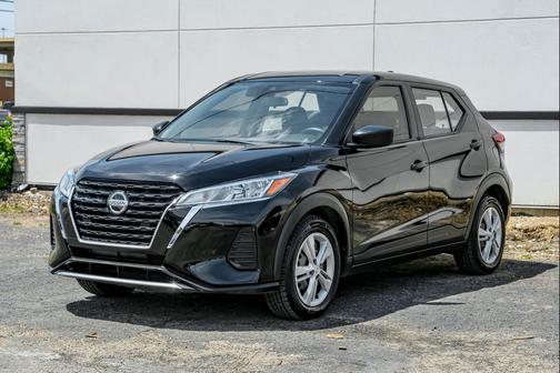Super Black 2022 Nissan Kicks S