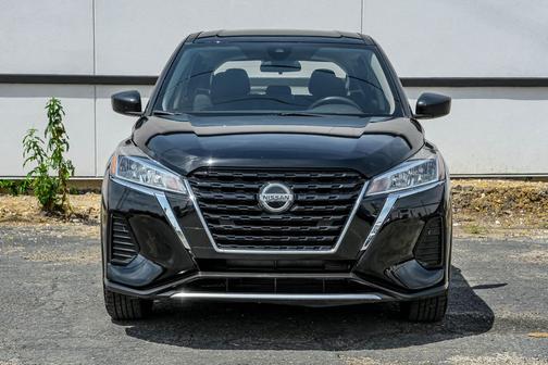 Super Black 2022 Nissan Kicks S