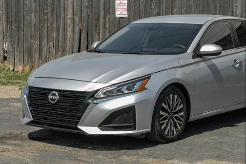Brilliant Silver Metallic 2023 Nissan Altima 2.5 SV