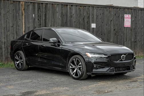 2024 Volvo S60 B5 Plus Dark Theme